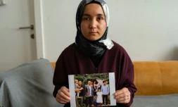 La Ouïghoure Nursimangul Abdureshid montre une photo de sa famille restée en Chine, lors d'une interview avec l'AFP, le 12 mai 2022 à Istanbul, en Turquie