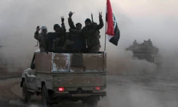 Les forces irakiennes progressent vers le village de Sheikh Younis le 19 février 2017 au sud de Mossoul