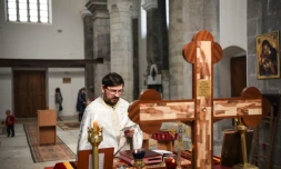 Le Père Nenad Stojanovic célèbre la messe le 7 mai 2017 dans l'église Saint-Sava dans la partie albanaise de Mitrovica