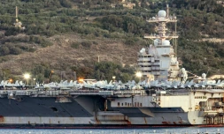 Le porte-avion américain Gerald Ford positionné dans la baie de Souda, prÚs de la CrÚte en GrÚce, le 24 février 2026