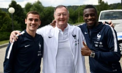 Le chef de presse de l'équipe de France Philippe Tournon (c) entouré d'Antoine Griezmann et Blaise Matuidi, le 13 juillet 2018 à Istra, dans la région de Moscou  