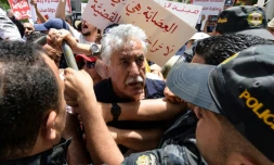 Le porte-parole du parti des Travailleurs Hama Hammami parmi des manifestants contre le référendum du président tunisien Kais Saied, à Tunis, le 4  juin 2022