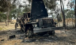 Un camion des rebelles du Front de libĂ©ration du peuple du TigrĂ© (TPLF) gĂźt calcinĂ© le long d'une route prĂšs d'Adigrat, ville du TigrĂ© dans le nord de l'Ăthiopie, le 17 octobre 2026