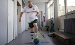 Franck, un militaire de la Légion étrangère blessé en Afghanistan, s'entraîne avec un ballon à l'hôpital d'entraînement de l'armée Laveran HIA à Marseille, le 13 septembre 2021