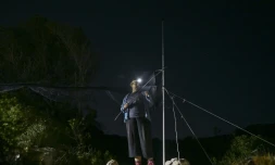 Elisabeth Navarrette, de l'observatoire des oiseaux d'Anticythère, déploie des filets pour capturer et baguer des oiseaux migrateurs,  sur la petite île d'Anticythère, le 17 septembre 2024 en Grèce 