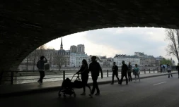 Des promeneurs le long de la Seine, sur les voies sur berge, le 26 mars 2017 Ă  Paris