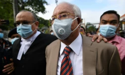 L'ex-Premier ministre malaisien Najib Razak (c) arrive à la Haute cour de Kuala Lumpur, le 28 juillet 2020