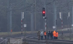 Des enquêteurs examinent une voie ferrée endommagée par une détonation à Mika, dans le centre de la Pologne, le 17 novembre 2025