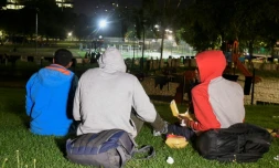 Des migrants et des réfugiés reçoivent de la nourriture d'une ONG dans un parc de Bruxelles le 22 août 2017