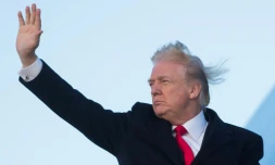 Donald Trump s'apprĂȘte Ă embarquer Ă bord d'Air Force depuis la base d'Andrews dans le Maryland, le 2 fĂ©vrier 2018