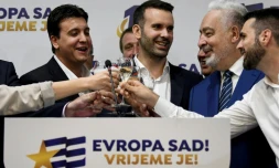 Le co-fondateur du parti "Europe Maintenant!" et candidat au poste de Premier ministre du Monténégro, Milojko Spajic (centre), célÚbre sa victoire électorale le 11 juin 2023 à Podgorica