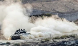 Un char de l'armée israélienne avance vers une position près de la frontière avec la bande de Gaza, le 31 octobre 2023