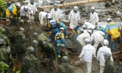 Des équipes de secours recherchent des survivants après des inondations à Toho, le 7 juillet 2017 au Japon