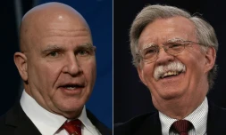 H.R. McMaster (à gauche) et son remplaçant au poste de la conseiller à la sécurité nationale, John Bolton (à droite)