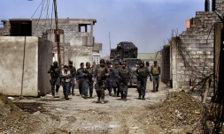 Les forces irakiennes dans une rue de Mossoul lors de leur offensive pour prendre la ville aux jihadistes de l'EI, le 26 février 2017