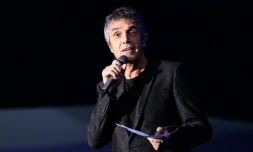Julien Clerc rend hommage à son frÚre, le journaliste Gérard Leclerc décédé dans un accident d'avion, lors d'un concert à la Baule (Loire-Atlantique) le 17 août 2023