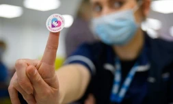 Autocollant "J'ai été vacciné" dans un centre de vaccination à Stevenage, au nord de Londres, le 14 janvier 2021