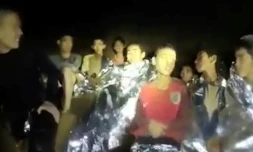 Image de la deuxième vidéo des 12 enfants et leur entraîneur de football miraculeusement retrouvés au bout de neuf jours dans une grotte en Thaïlande, le 4 juillet 2018.