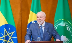 Photo fournie par la présidence brésilienne montrant le chef de l'Etat brésilien Luiz Inacio Lula da Silva pendant une conférence de presse à Addis Abeba, le 18 février 2024