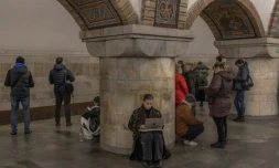 Des habitants de Kiev se sont réfugiés dans une station de métro à cause d'une alerte d'attaque aérienne, le 20 novembre 2024