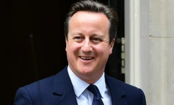 Le Premier ministre britannique David Cameron quitte Downing Street pour se rendre au Parlement le 27 juin 2016