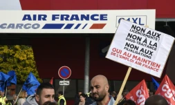 Des salariés d'Air France manifestent contre la garde à vue de plusieurs d'entre eux, le 12 octobre 2015 à Roissy-en-France
