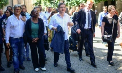 Le leader de La France insoumise et nouveau député Jean-Luc Mélenchon arrive à l'Assemblée nationale avec les élus LFI, le 20 juin 2017 à Paris