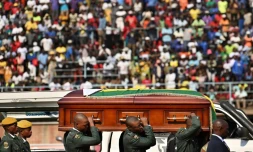 Le cercueil de l'ex-président du Zimbabwe Robert Mugabe exposé au public dans le stade Rufaro d'Harare, le 12 septembre 2019