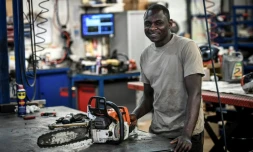 Adam Osman, réfugié tchadien de 24 ans, dans l'atelier de l'entreprise française où il a trouvé un emploi de mécanicien 