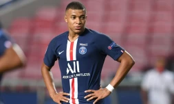 L'attaquant star du PSG Kylian Mbappé, très déçu, à l'issue de la défaite de son équipe en finale de la Ligue des champions à Lisbonne, le 23 août 2020  