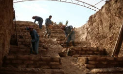Des hommes travaillent à la construction d'un cimetiÚre en couches superposées dans la ville assiégée de Douma, le 9 novembre 2015