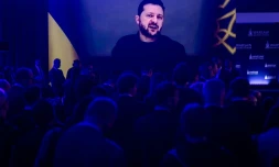 Les participants à un forum sur la sécurité à Varsovie écoutent le président ukrainien Volodymyr Zelensky par visioconférence le 12 octobre 2026