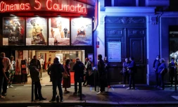 Devant un cinéma, à Paris, le 21 juin 2020