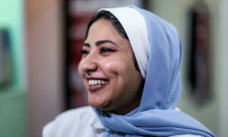 Shorouk Shaheen sourit, aprÚs une intervention pour créer une fossette sur sa joue, le 30 novembre 2021 à Gaza