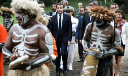 Emmanuel Macron lors d'une cérémomie coutumiÚre au centre culturel Jean-Marie Tjibaou, le 5 mai 2018