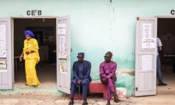 Deux hommes attendent devant un bureau de vote dans le quartier de Ngor, à Dakar, le 31 juillet 2022. Les élections législatives de dimanche au Sénégal constituent un test important pour le pouvoir.