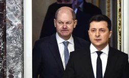 Le chancelier allemand Olaf Scholz (G) et le président ukrainien Volodymyr Zelensky s'apprêtent à donner une conférence de presse commune le 14 février 2022 à Kiev
