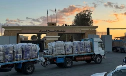 Des camions chargés d'aide humanitaire attendent du côté égyptien du poste-frontière de Rafah de pouvoir entre dans la bande de Gaza, le 15 octobre 2025