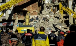 Des équipes de secours recherchent des survivants dans les décombres d'un immeuble après un puissant séisme à Elazig, le 25 janvier 2020 en Turquie