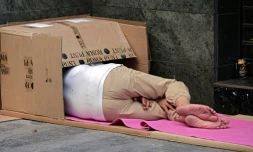 Un SDF dort dans une rue de Madrid, le 9 juillet 2023