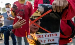 Des protestataires brûlent un portrait du chef de l'armée birmane, le général Min Aung Hlaing, devant le bureau des Nations Unies à Bangkok le 3 février 2021