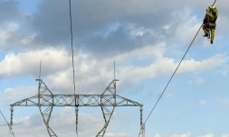 Un technicien travaille sur une ligne Ă haute tension de 225.000 volts le 9 octobre 2015 Ă Eygalieres