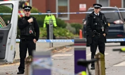 Des policiers britanniques en faction le 15 novembre 2021 devant l'hôpital de Livepool près duquel une voiture a explosé la veille