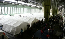 Vue générale en date du 9 décembre 2015 d'un camp de réfugiés installé dans l'ancien aéroport de Tempelhof à Berlin