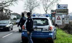 Des policiers stationnés à l'entrée de la ville de Codogno touchée par l'épidémie de Covid-19, le 23 février 2020 en Italie