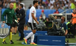 Le milieu de terrain allemand Sami Khedira sort sur blessure lors du quart de finale de l'Euro contre l'Italie, le 2 juillet 2016 à Bordeaux