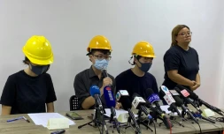 Trois membres du mouvement pro-démocratie, le visage couvert par un masque, donnent une conférence de presse "par le peuple, pour le peuple", le 6 août 2019 à Hong Kong