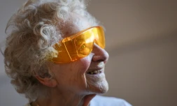 Dorothea Barron, 100 ans, vétérane britannique de la Seconde Guerre mondiale, lors d'un cours de yoga à la salle des fêtes de Harlow, le 31 mars 2025 au nord de Londres