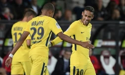 Le Français Kylian Mbappé (G) et le Brésilien Neymar Jr, le 8 août 2017 sur la pelouse du stade Saint-Symphorien de Metz