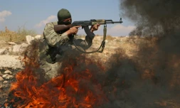 Un rebelle syrien, combattant au sein du Front national de libération (FNL) --une coalition de groupes rebelles formée début août-- lors d'un entraînement militaire dans le nord de la province syrienne d'Idleb, le 11 septembre 2018